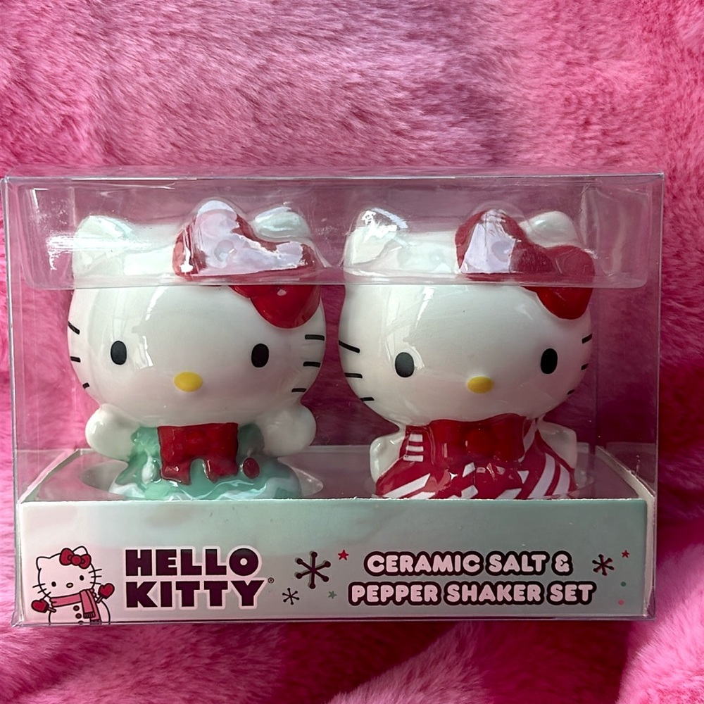 Hello Kitty Christmas S&P shaker set